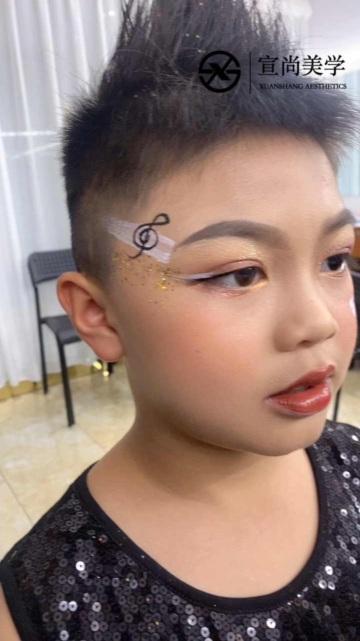 架子鼓男生15分钟化妆造型 该男生表演的节目是架子鼓,全身穿的都是