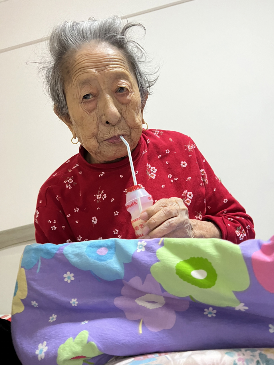 可以说她身体不好不可能活到近百岁,平时跟我姑姑住在一起.