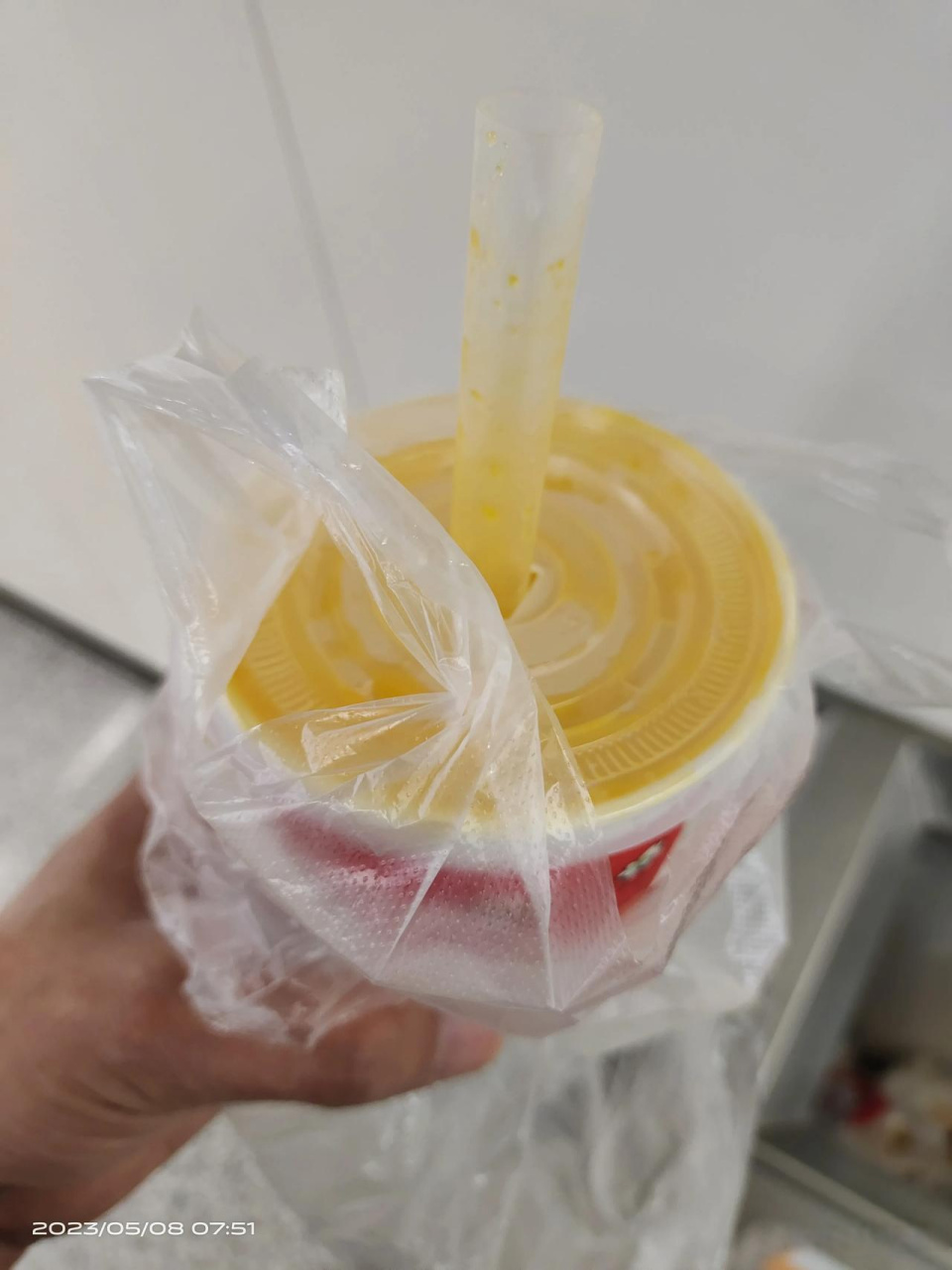 地铁上禁止吃东西,我早上买了包子一杯小米粥着急坐地铁,地铁口我匆忙