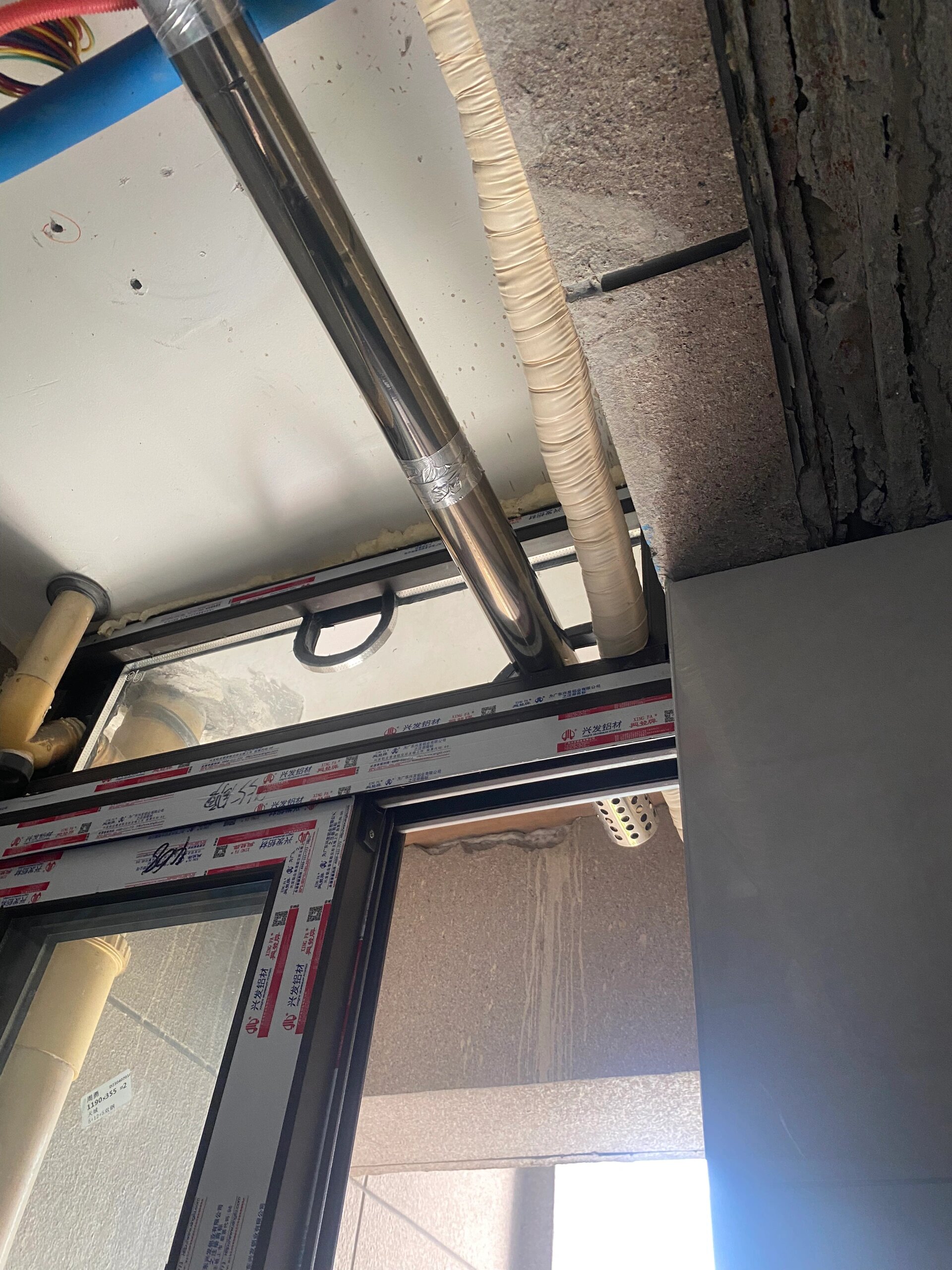 求助各位正在装修的兄弟姐妹,请问燃气热水器排烟管和左边水管只有3