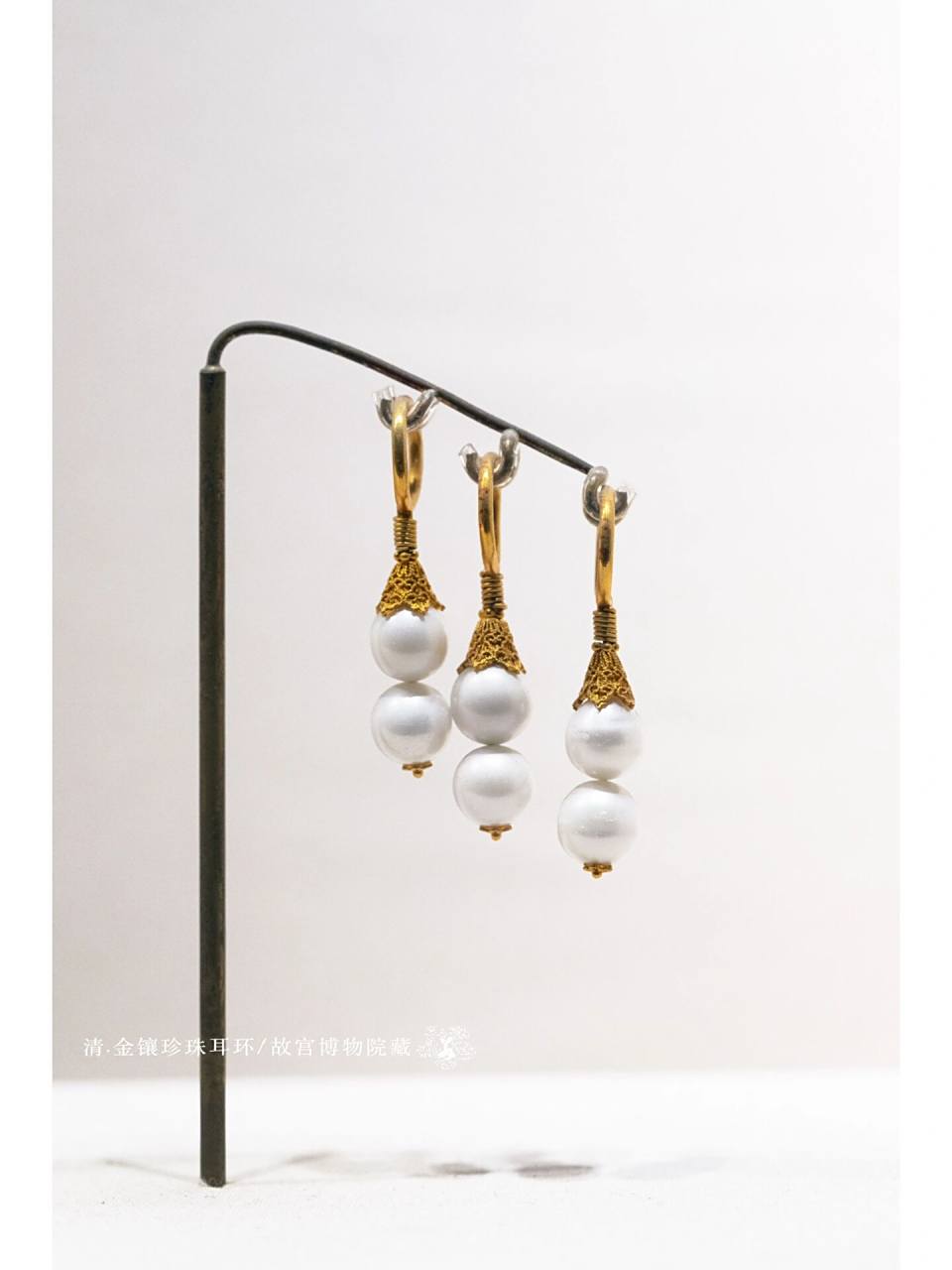 东珠就是产自东北的野生淡水珍珠,质地圆润硕大,色泽晶莹透澈.