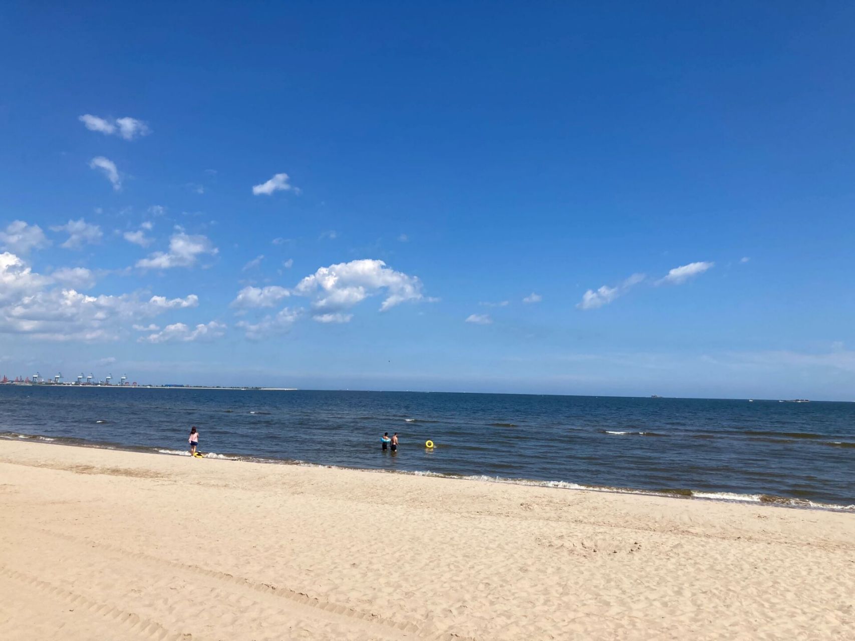 这片海滩超级推荐,我愿称之为秦皇岛最棒的海滩,从图片就可以看出