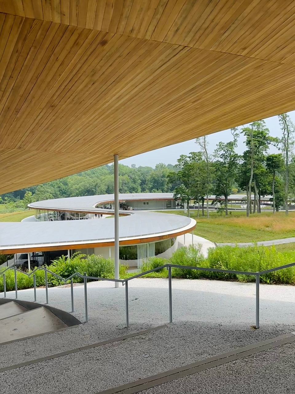 妹岛和世设计的社区中心grace farm,是这几年看过的最喜欢的设计,沿坡