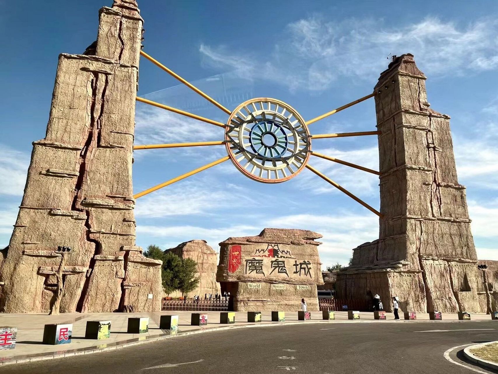 乌尔禾魔鬼城 魔鬼城位于新疆克拉玛依市,深夜来临,当茫茫戈壁上大风