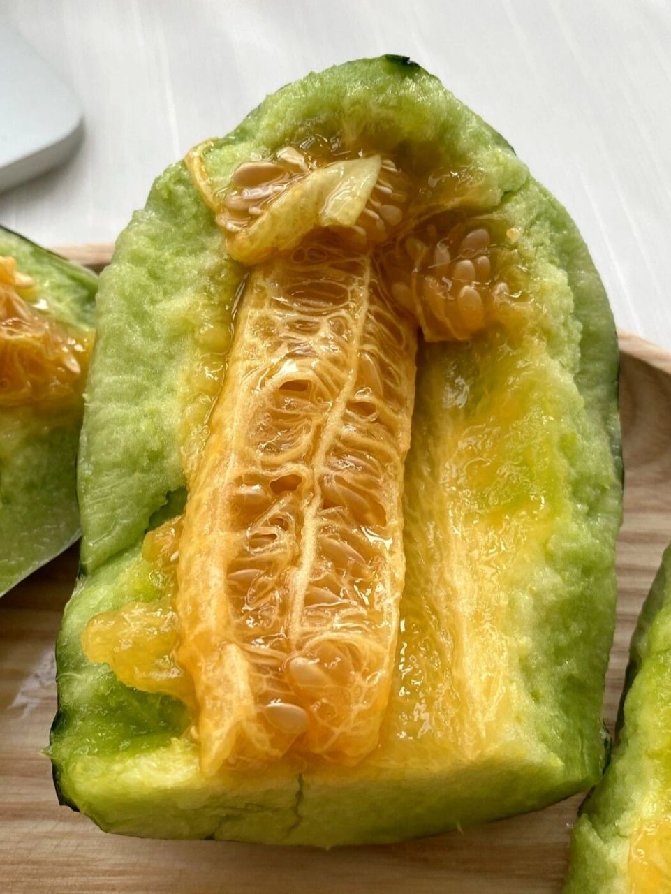 这个瓜超市里叫玻璃翠,其实就是博洋9号甜瓜,除了花皮外表,其他都和