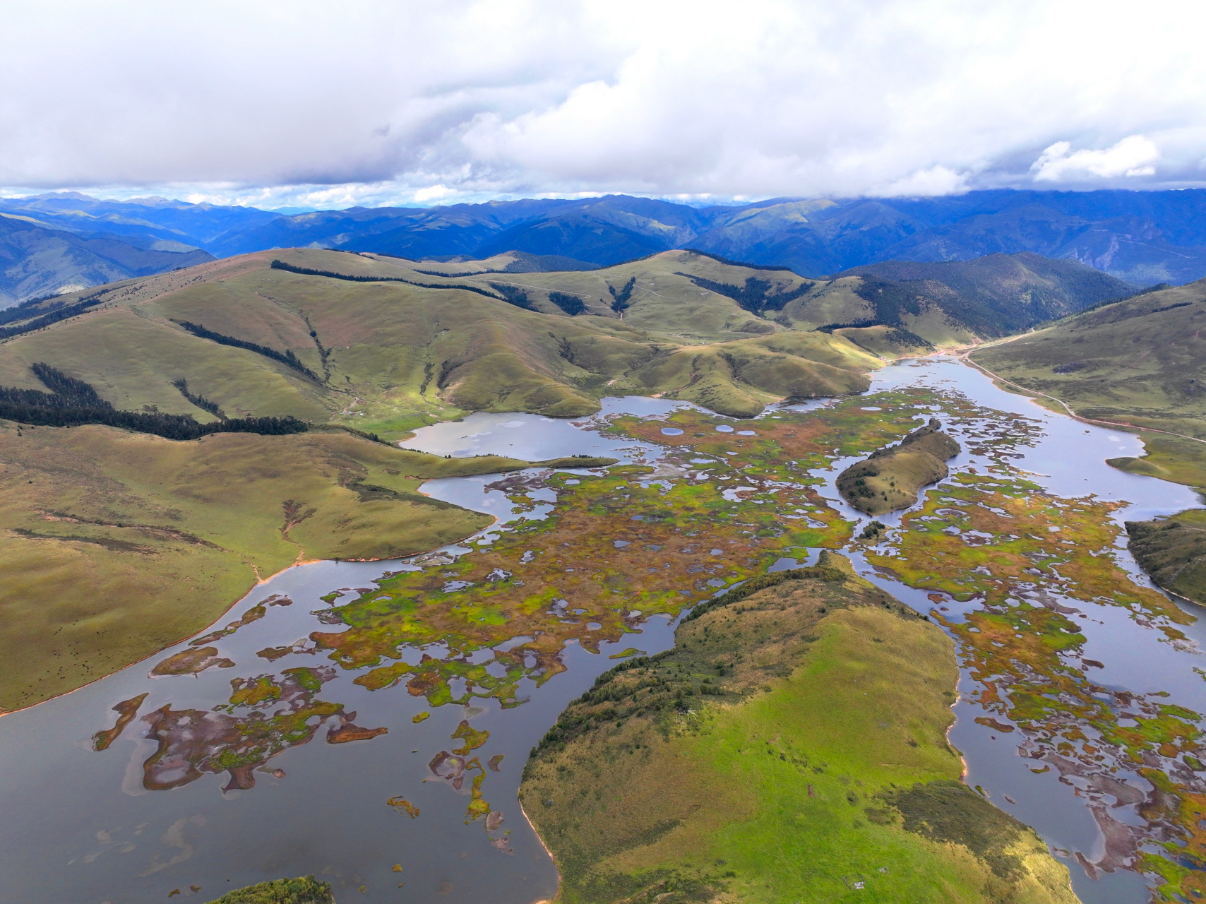 航拍,木里藏族自治县-香格里拉湖(寸冬湖),海拔3680米的高原海子[流泪