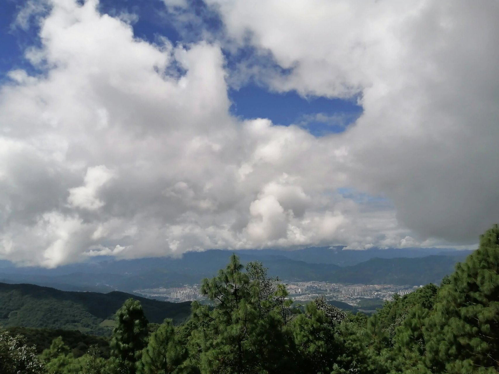 临沧五老山 五老山国家森林公园位于临翔区城郊25公里处,其风光在历史