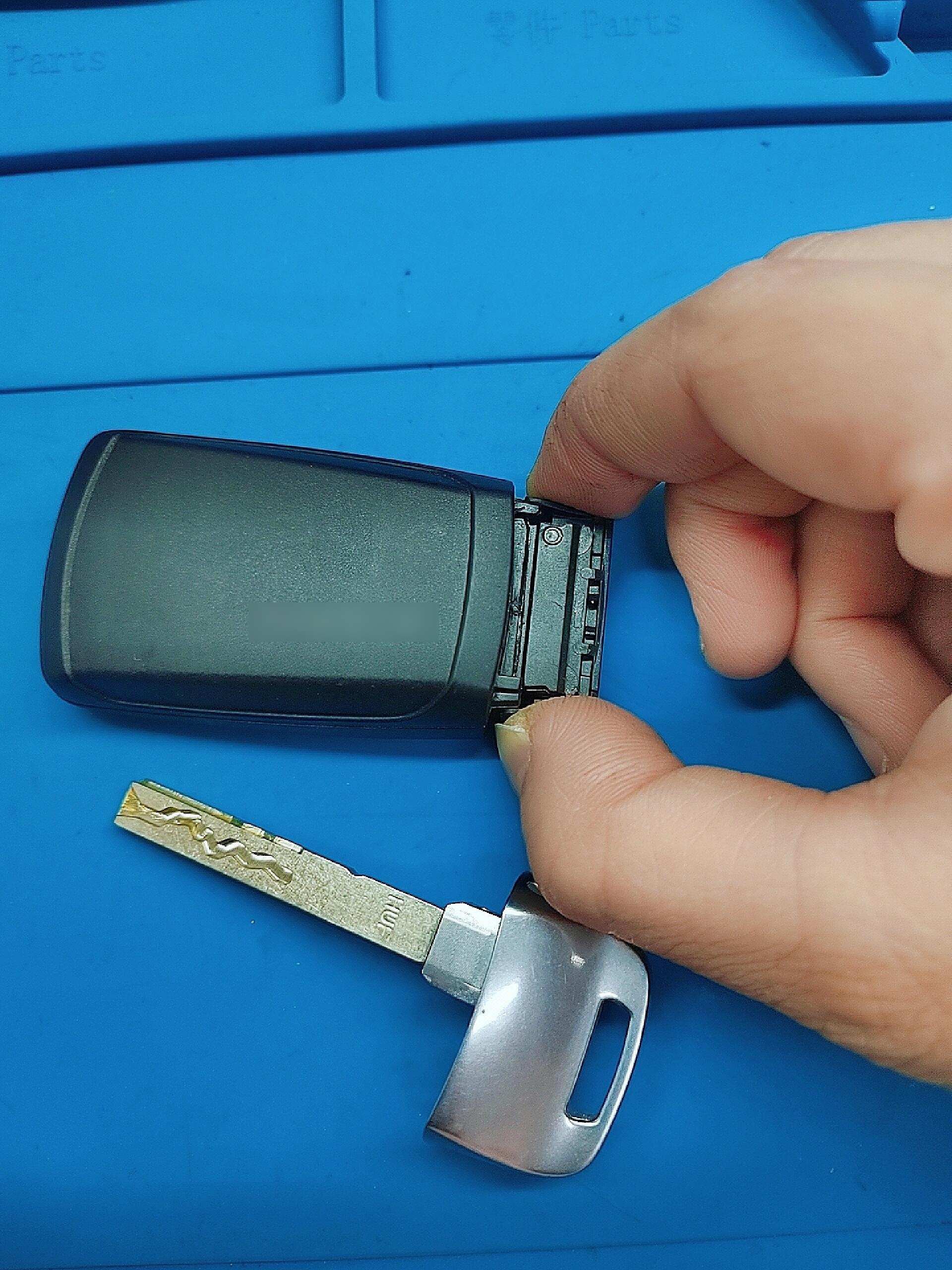 奥迪钥匙换电池图解,今天的有点难度