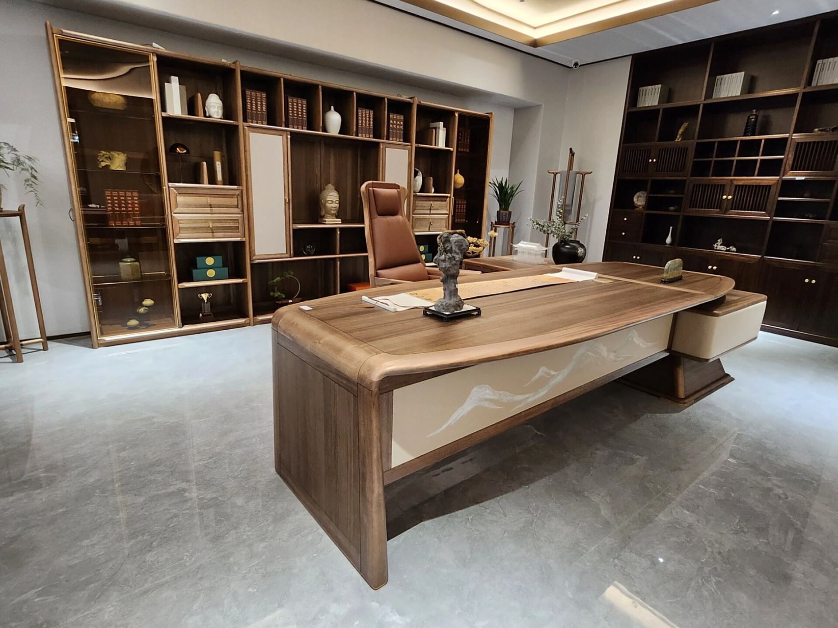 小叶龙凤檀 小叶龙凤檀,又名檀丝木,主要分布于东南亚国家.