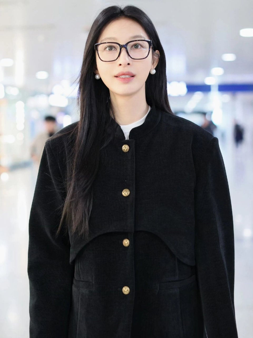 今天刷到张俪的机场穿搭✈️ 黑色国风小香上衣搭配卡其色阔腿裤