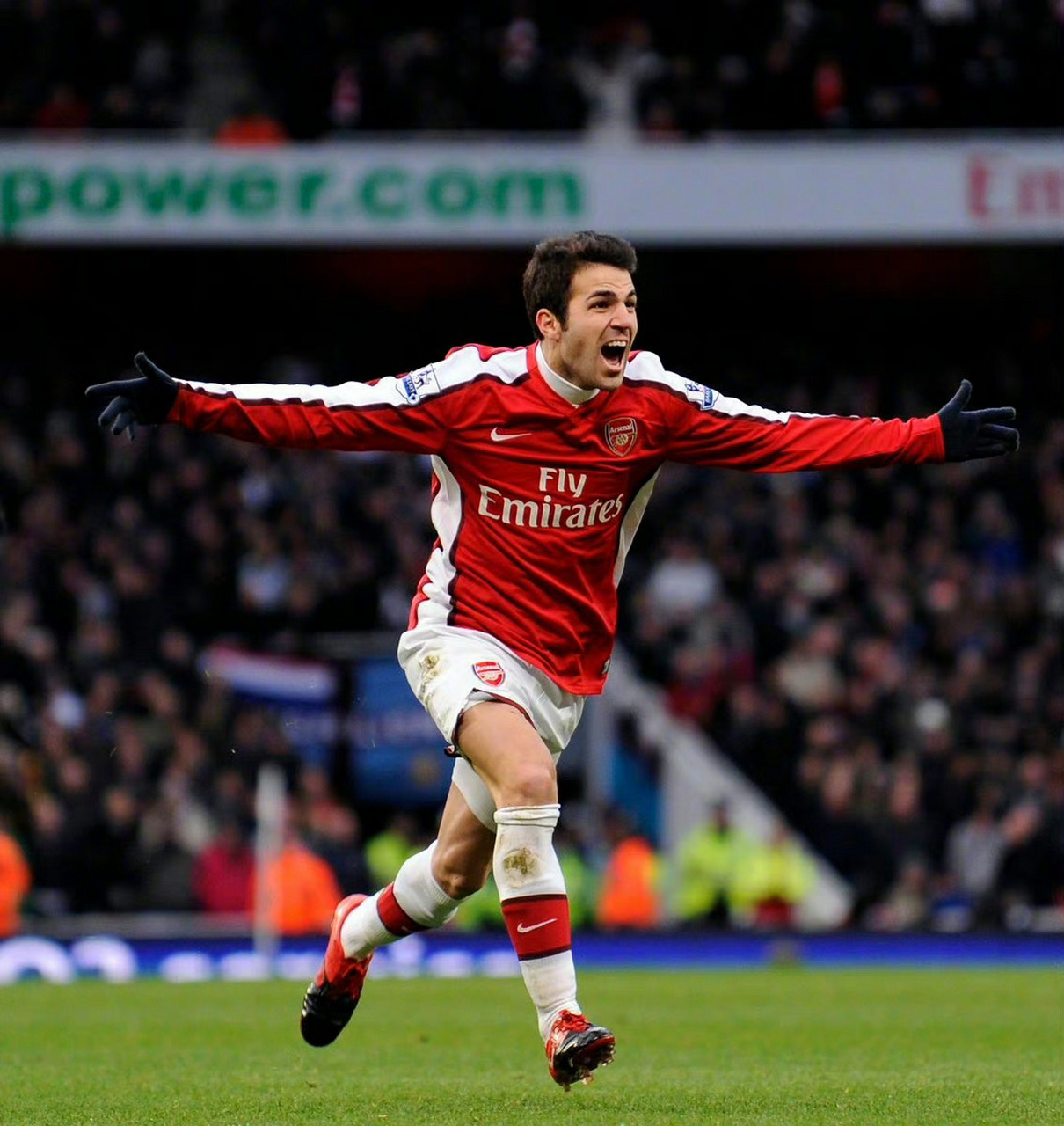 今日,36岁的法布雷加斯宣布退役,阿森纳,温格,梅西等都对其送上了祝福