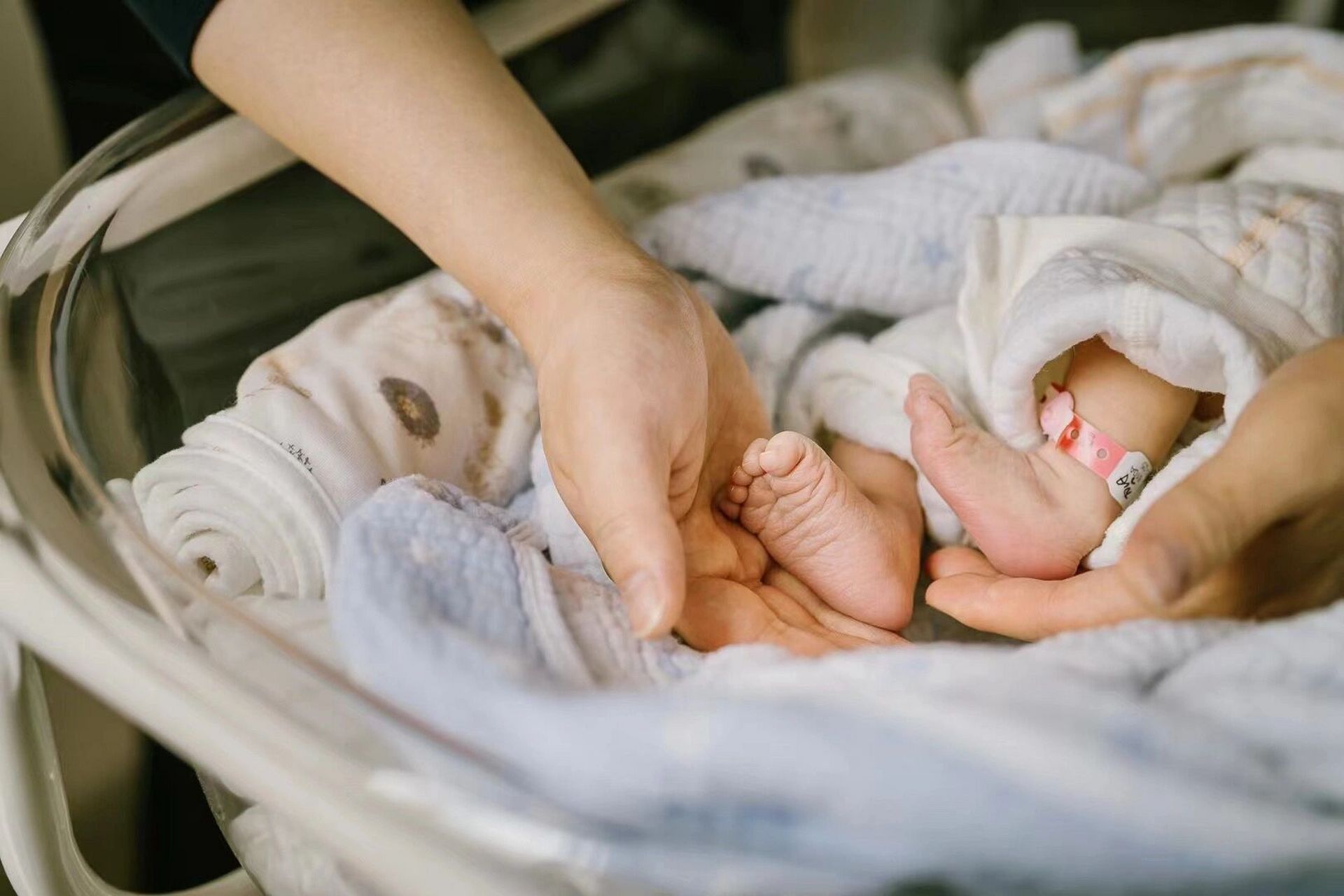 新生儿纪实摄影|记录出生的第一天! · 太喜欢纪实摄影了!