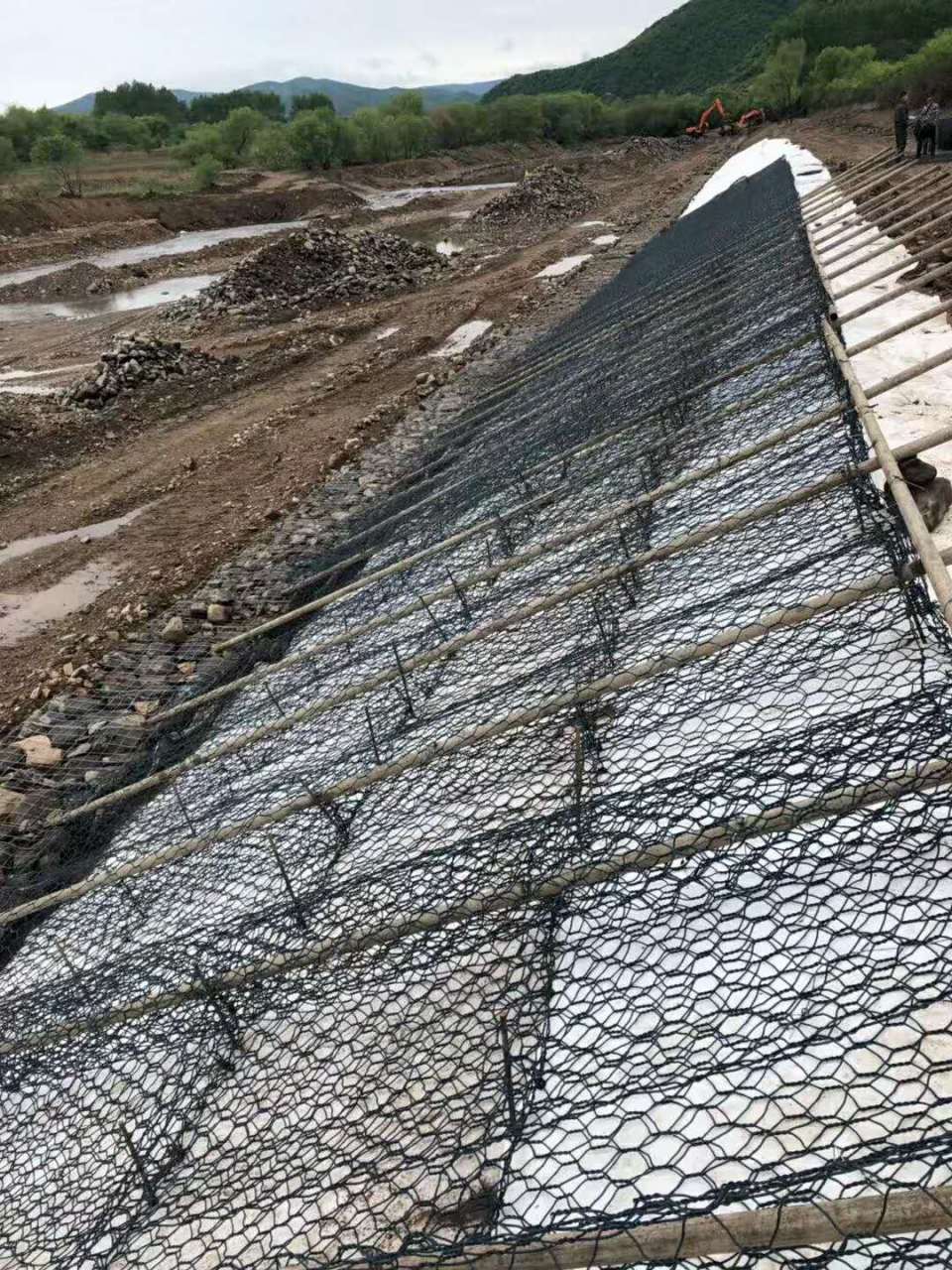 雷诺护垫是一种由钢筋混凝土砌块组成的矩形护坡结构,通常用于河道