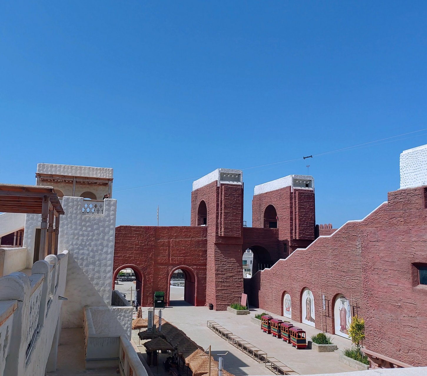 和田约特干故城 约特干故城位于和田市以西10公里巴格其镇,占地157亩