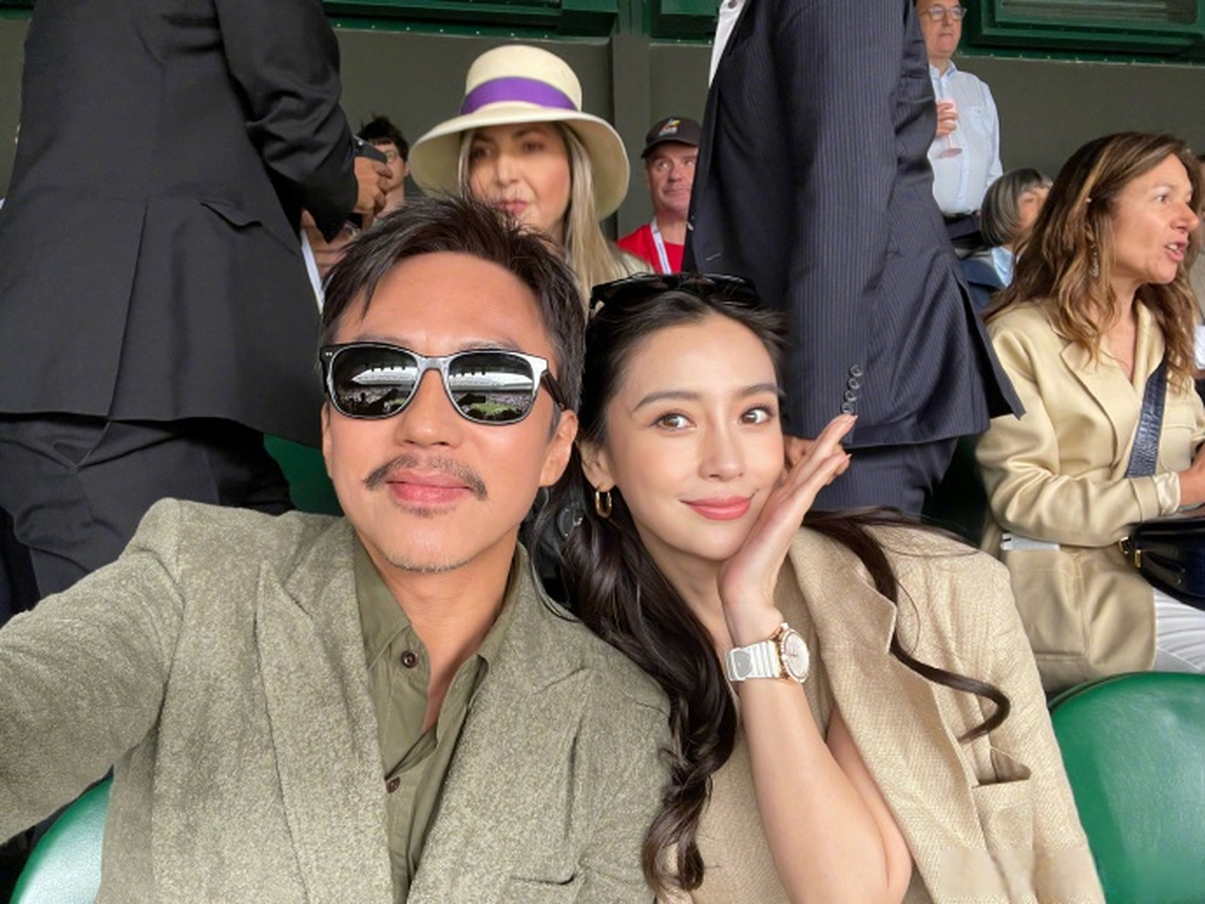 刚刚,邓超晒出和angelababy在现场的自拍合照并发文喊话:"大侄女,啥