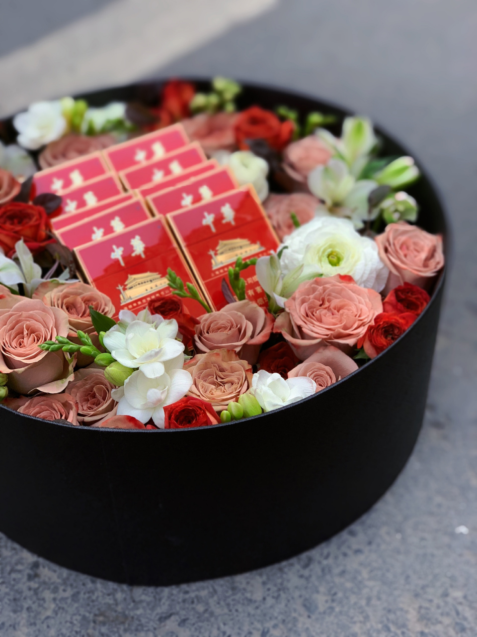 香烟礼盒 他可能不一定喜欢花! 但他一定喜欢你抱着花朝他走去的样子!
