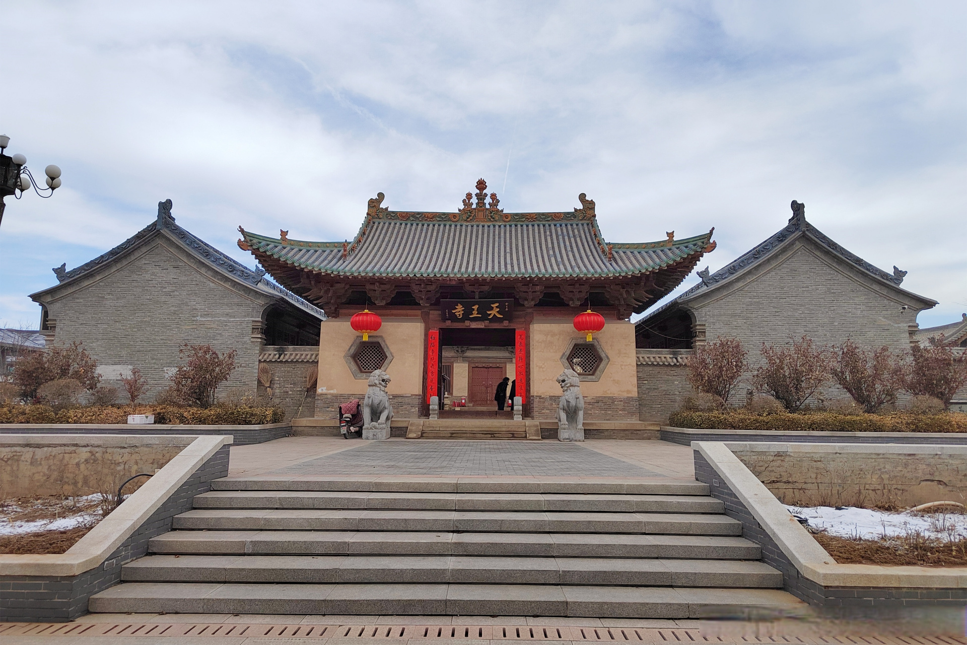 在长治市长子县城南大街东侧,矗立着一座天王寺,现存有中殿和后殿,为