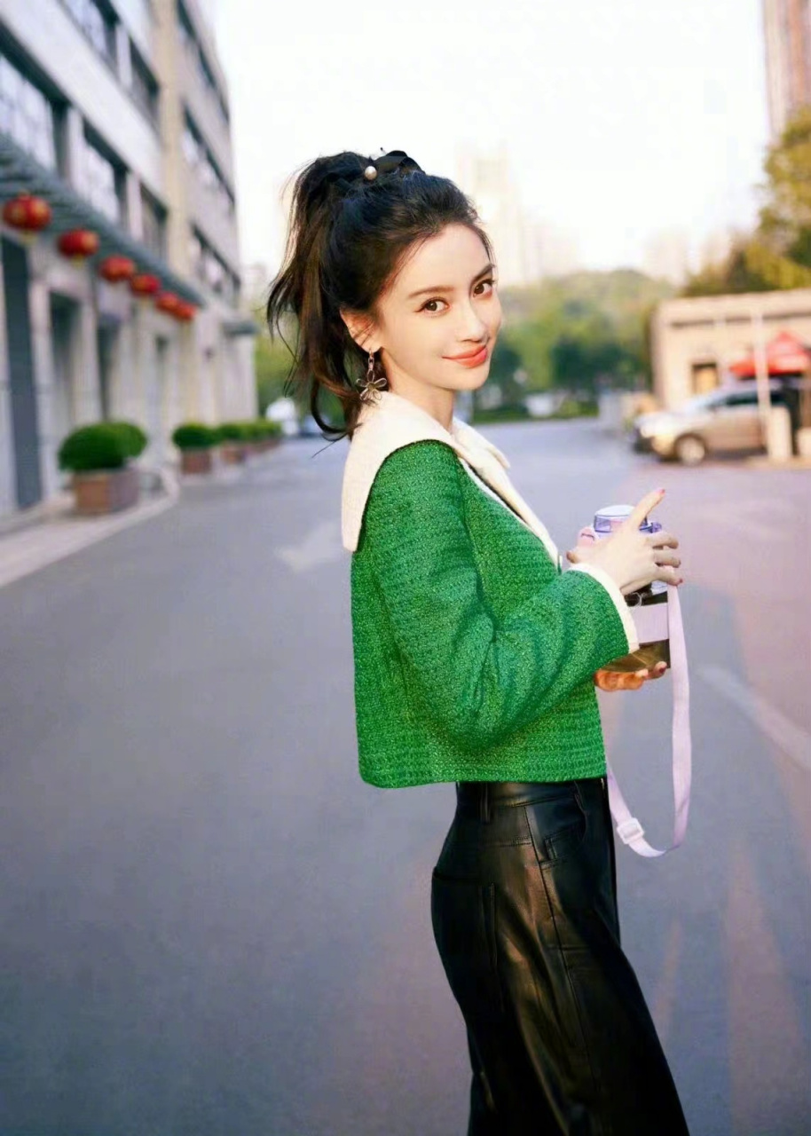 angelababy#楊穎綠色外套皮褲造型# @angelababy 最新綜藝造型!