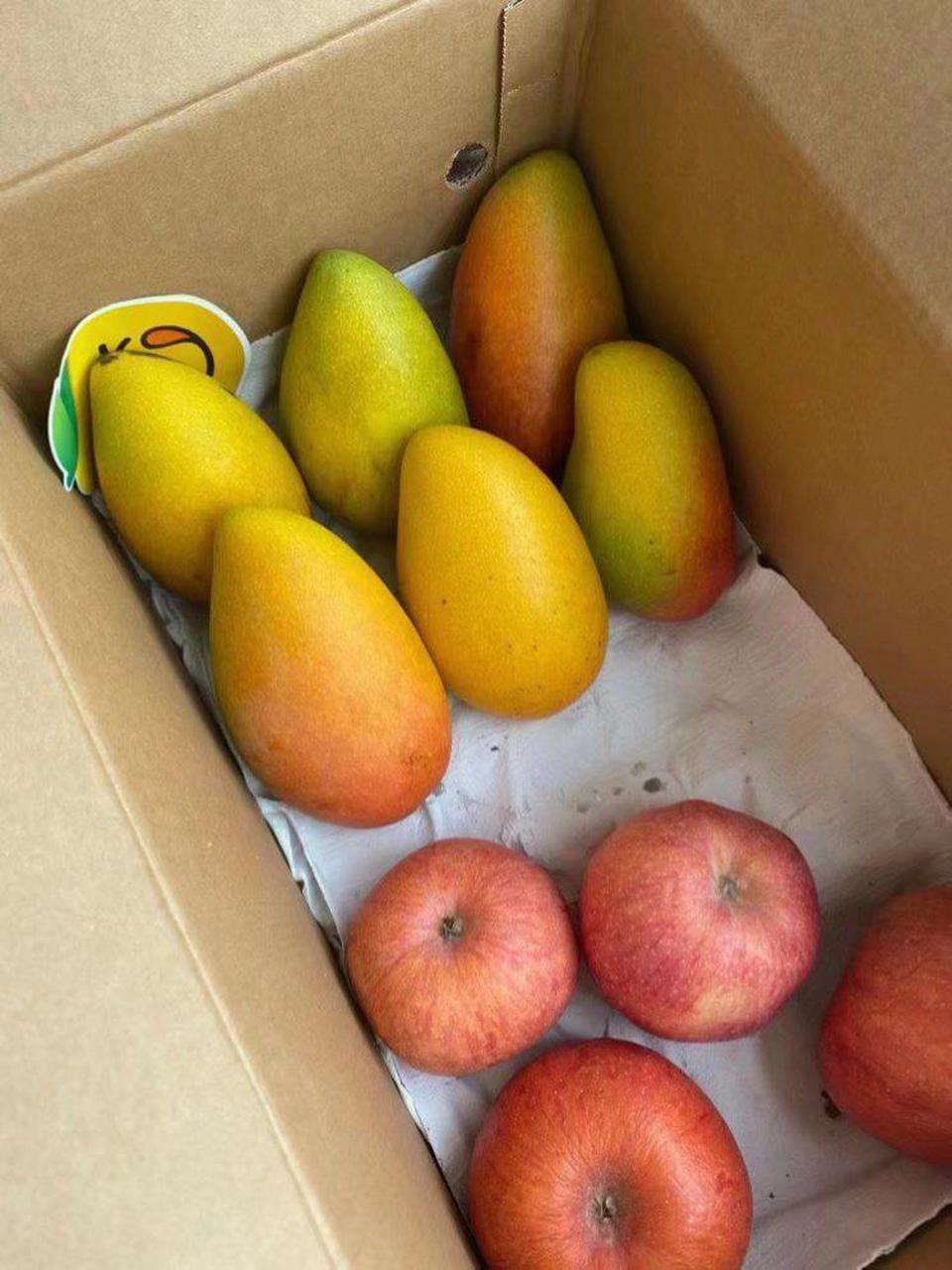 芒果催熟方法～ 1,收到芒果后切记一定要拿湿布把上面94的果桨擦