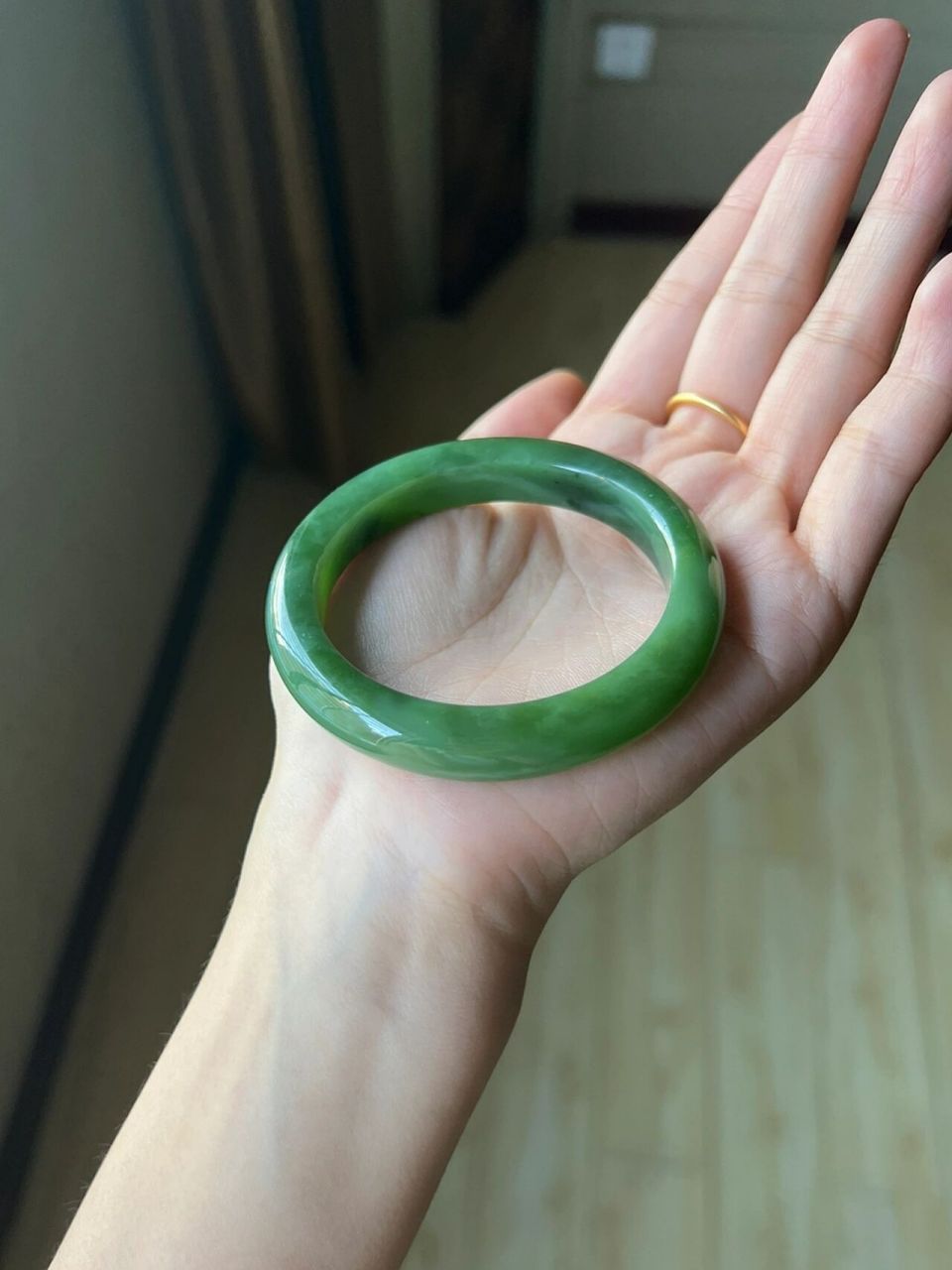 已出|和田玉猫眼碧玉手镯54圈口 果绿色猫眼碧玉,带猫猫一闪闪的的很