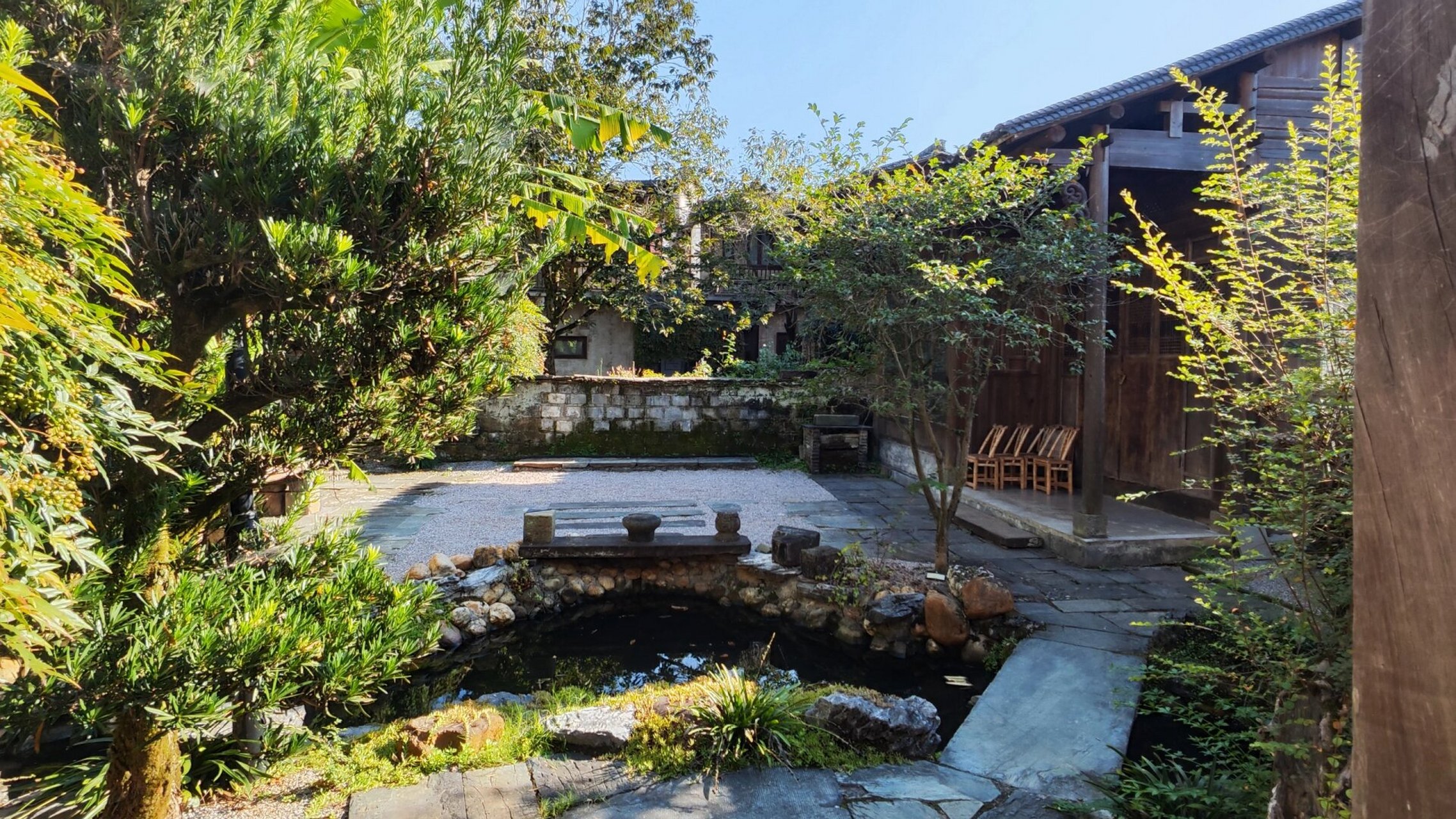 实为两个村落,思溪在南岸,延村在北岸,是婺源11个通票景区之一