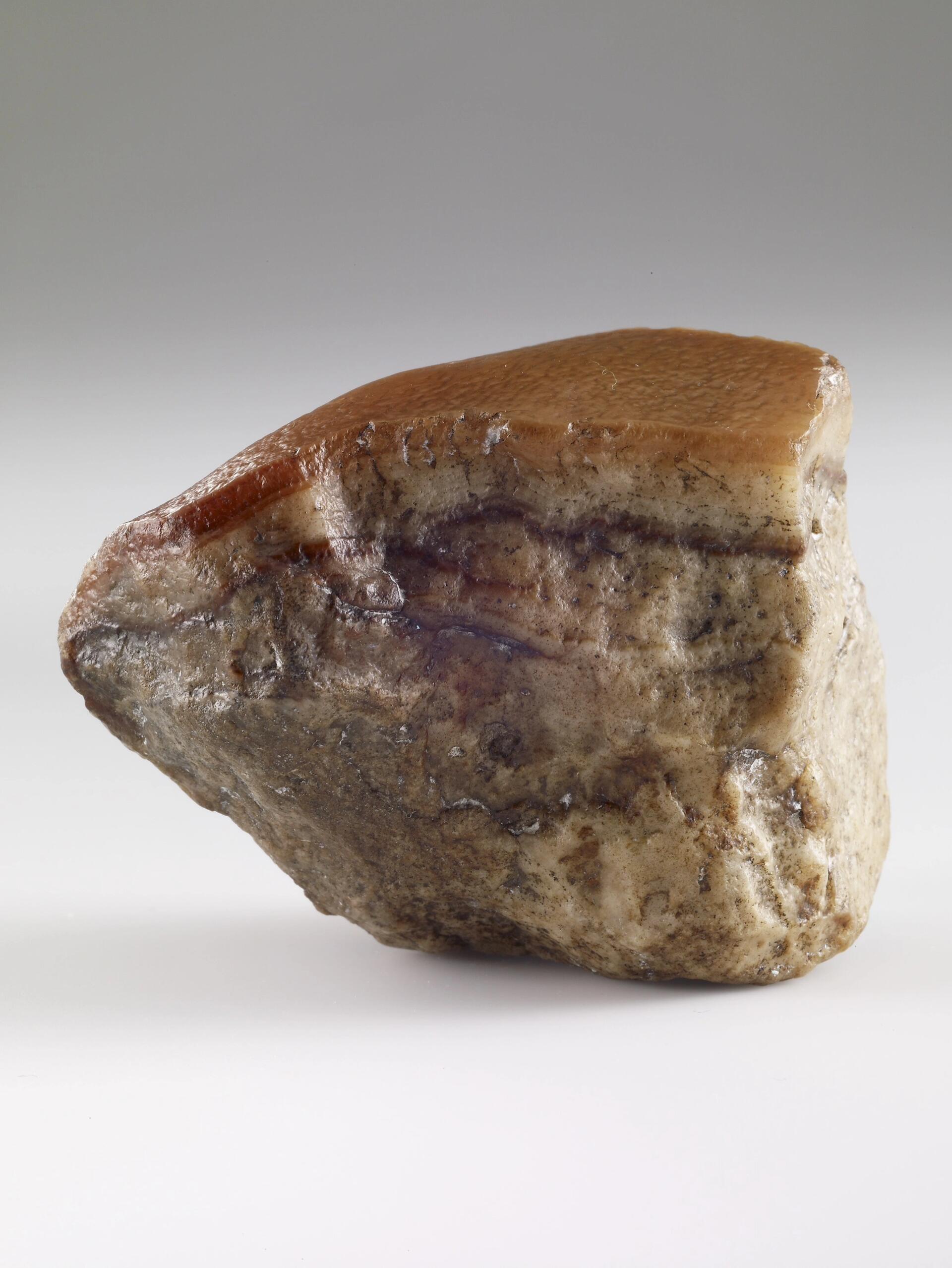 肉)   这块肉形石以其肥瘦相间,纹理清晰的特点被称为"东坡肉形石",是