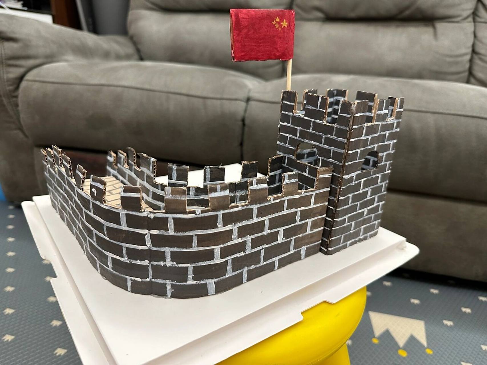 国庆幼儿园亲子手工 祖国伟大建筑物 长城 所需用料:快递纸箱,丙烯