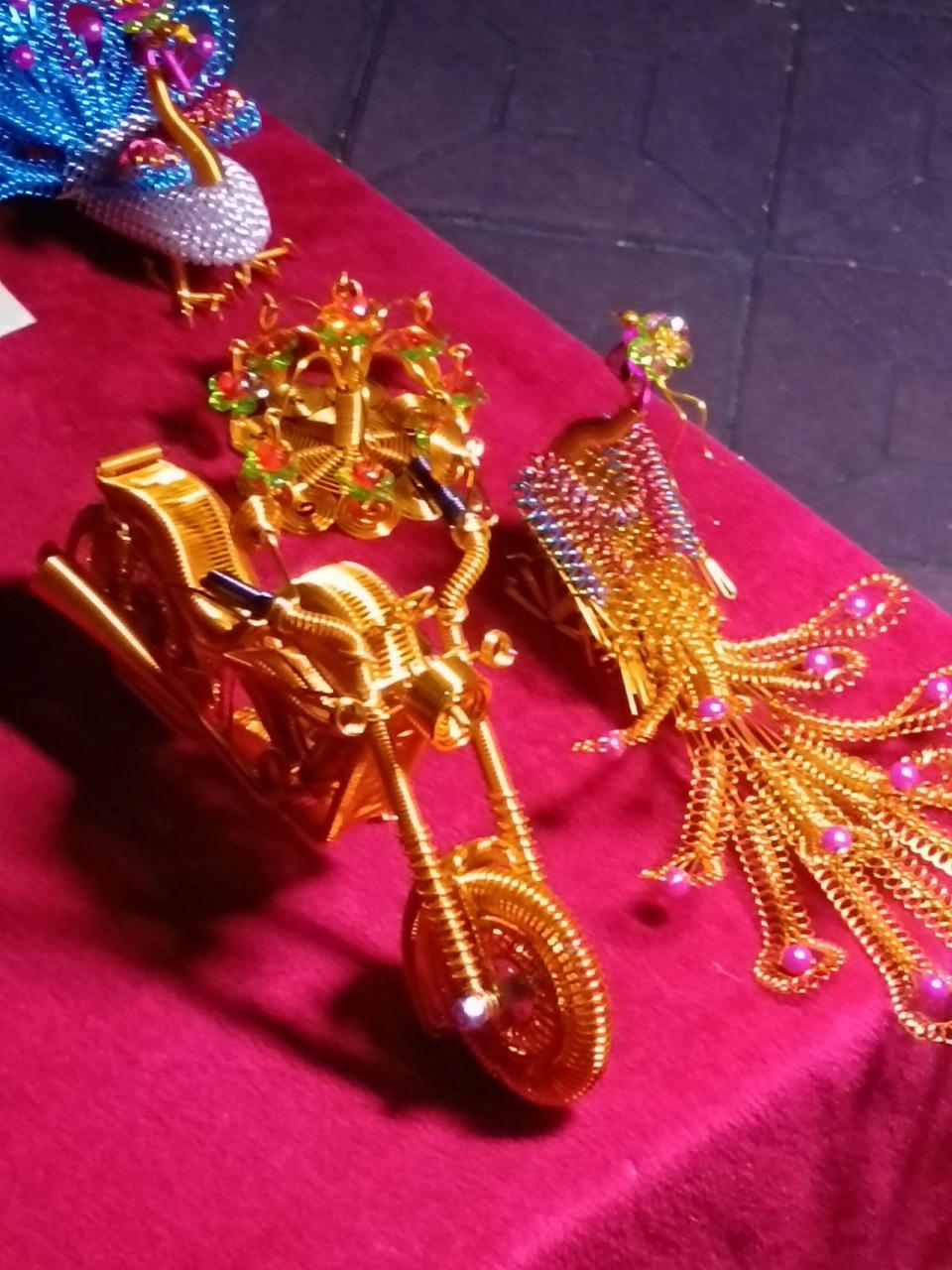 用铜丝做出来的工艺品,真的是巧夺天工,摊主是一个30来岁的年轻小伙子