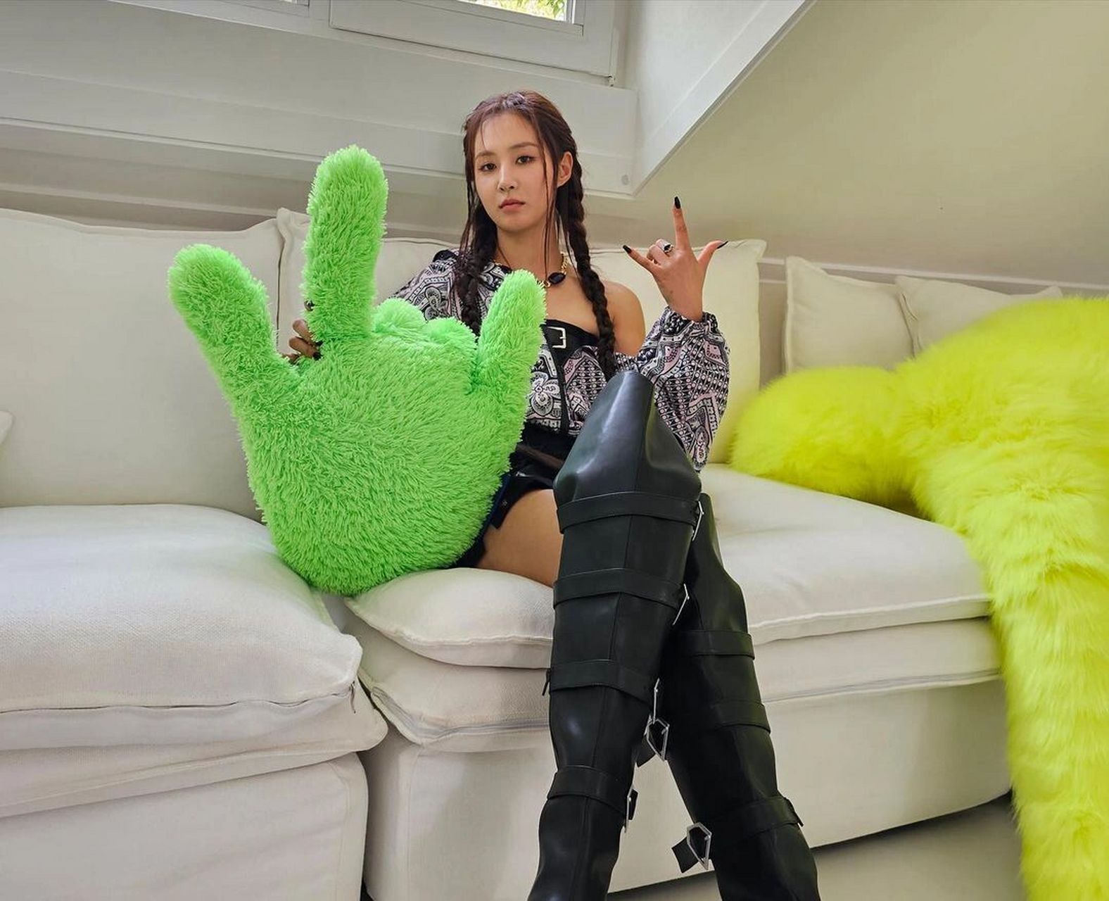 许久未见营业的权俞利最新大片造型,印花夹克搭配黑色抹胸裙及长靴,配