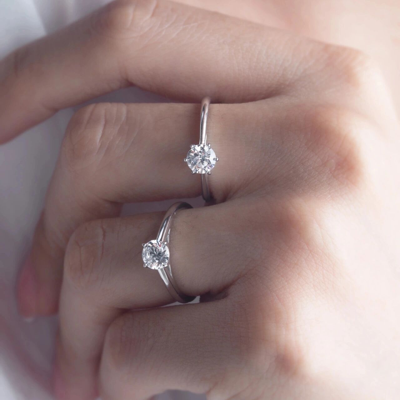 钻戒95款式五花八门,但最经典的还是四爪和六爪镶嵌,经典大方,翱创