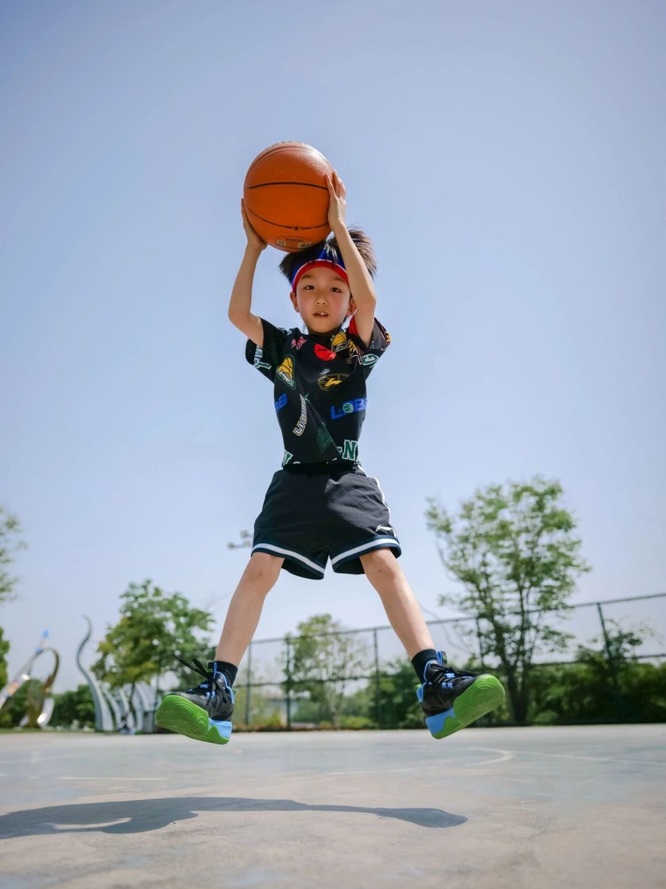 男生打篮球的照片图片