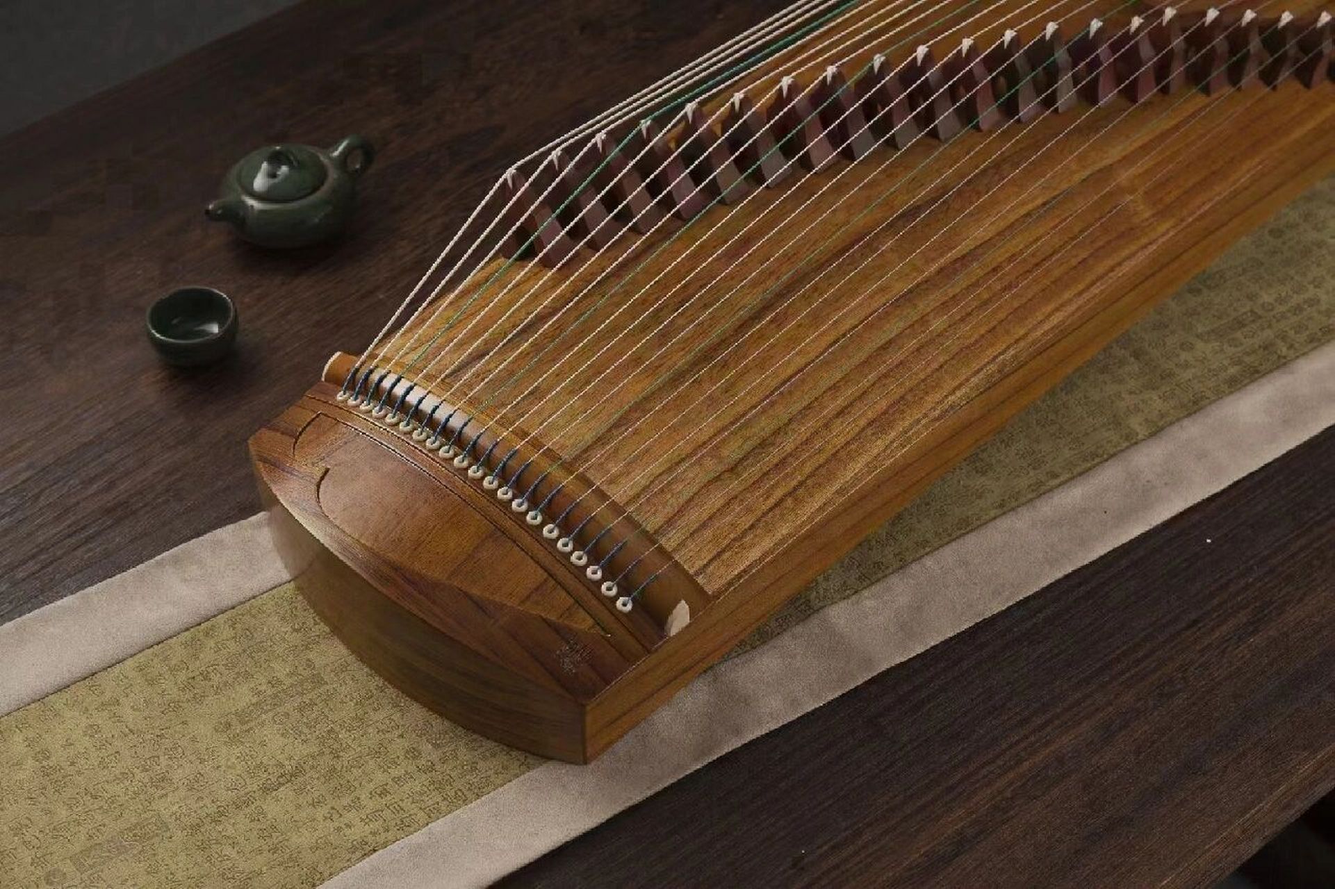 焦桐古筝 一米桐色怡人 面板:兰考一级泡桐木 工艺:素面工艺 全国统一