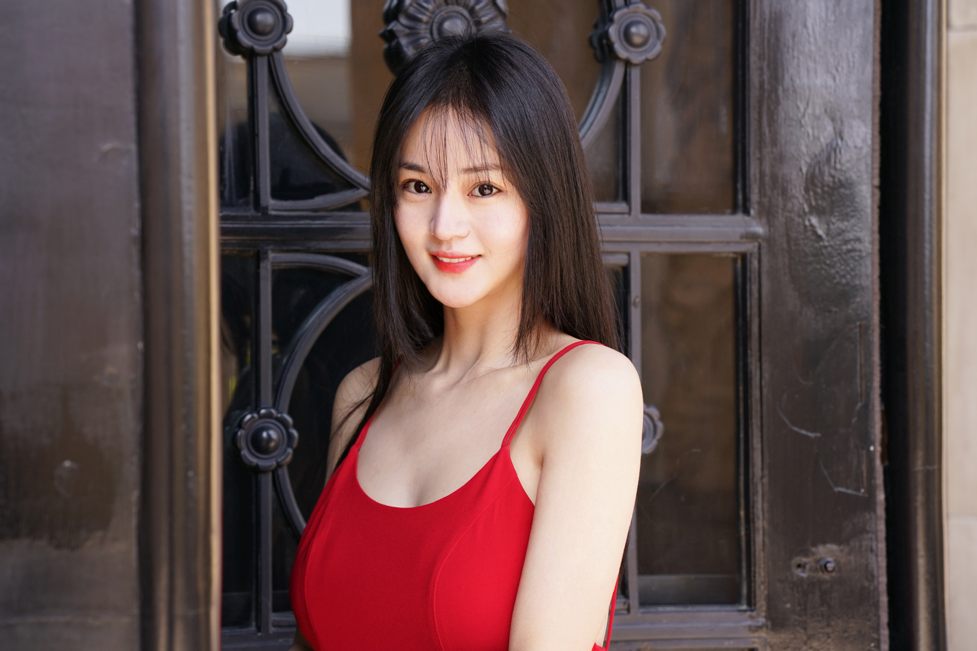 百度app的朋友们大家好,我是演员申寒梅,由我主演的电影《摸金玦之