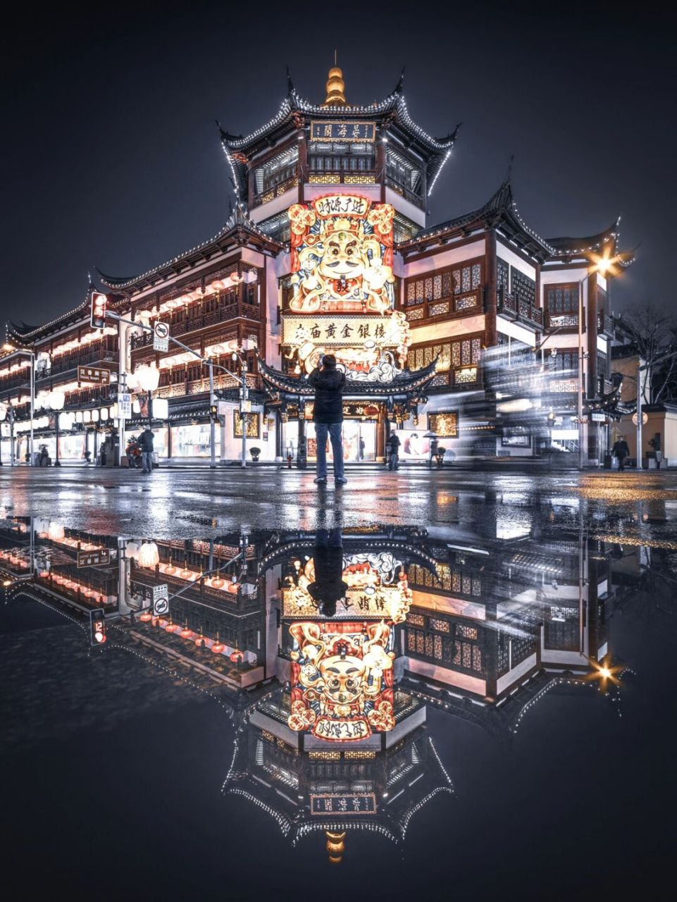 这张照片拍摄于2021年2月5日夜晚,上海豫园城隍庙正在举办一年一度的