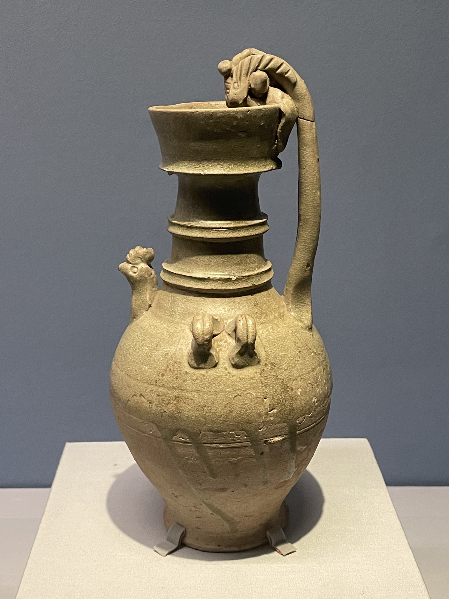 鸡首壶的演变 鸡首壶,又称鸡头壶,天鸡壶,晋时称"罂",得名于壶嘴流部