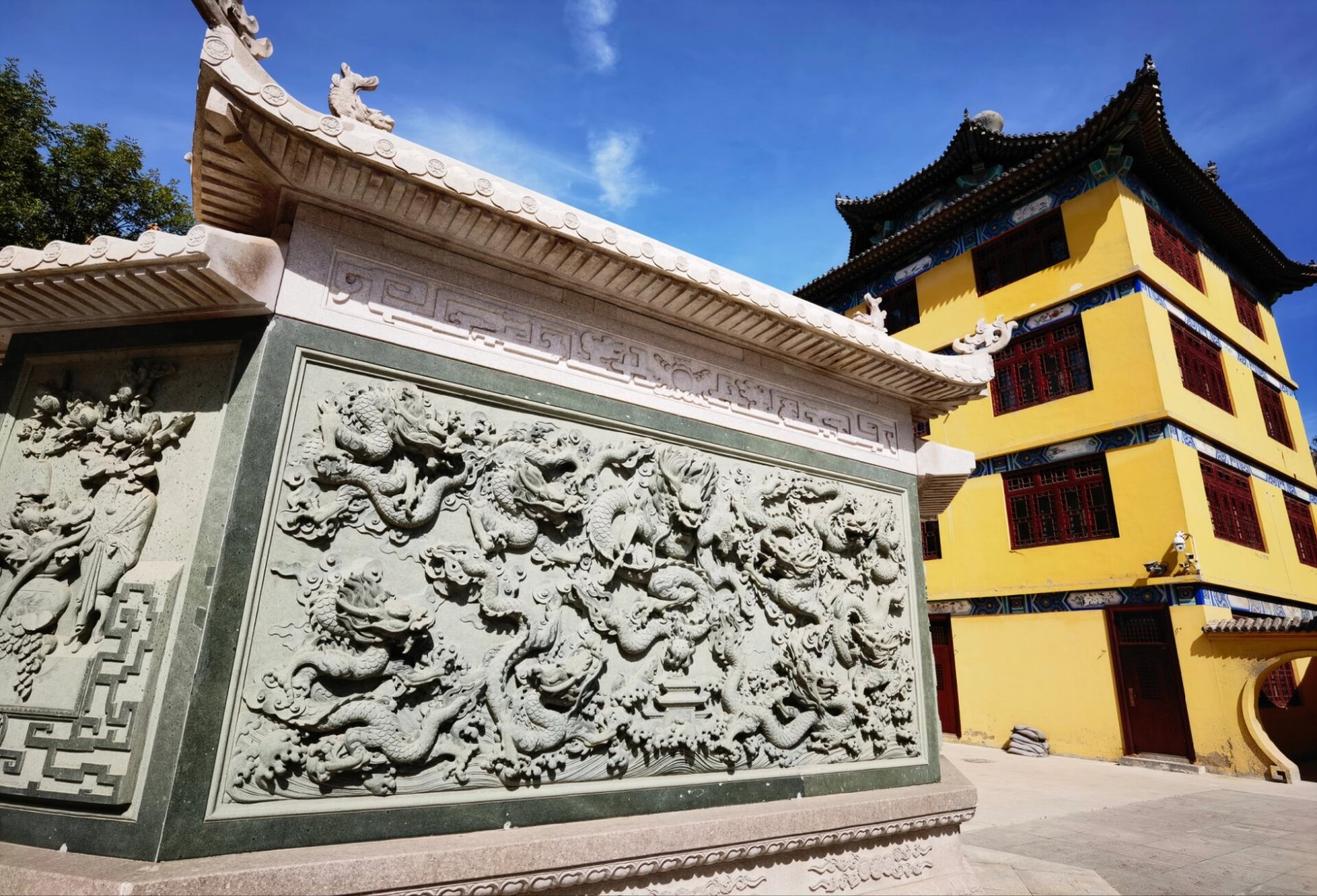 天津的寺院  一,天津市区有大悲院,在海河天津之眼附近,香火非常旺.