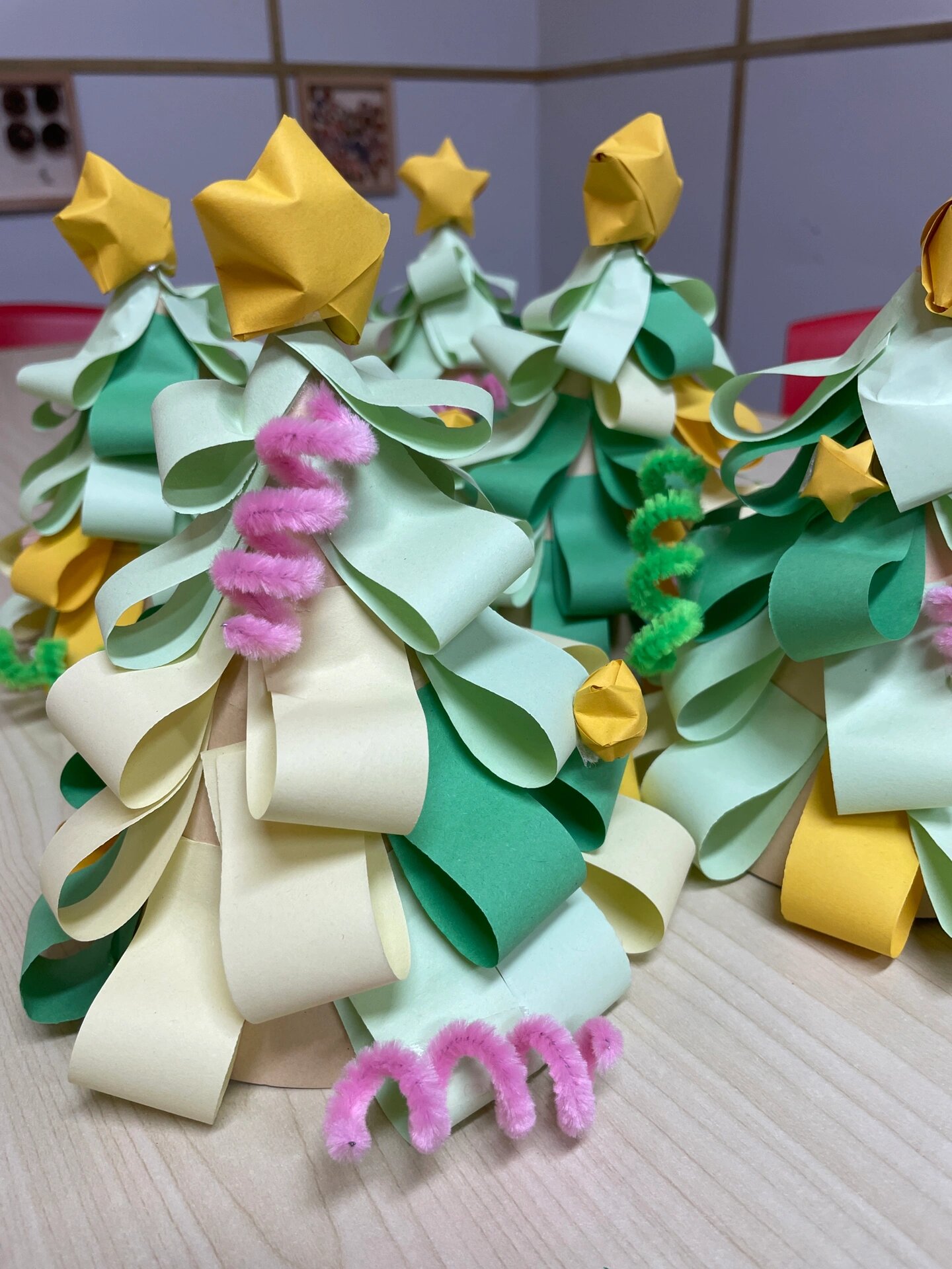 幼儿园中班创意手工《圣诞树》🎄 适合4-5岁幼儿 🌟材料:彩纸