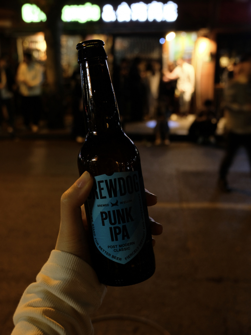 上海必泡酒吧 "公路商店"|人潮汹涌路边喝酒 每个人都想在夜晚出来避