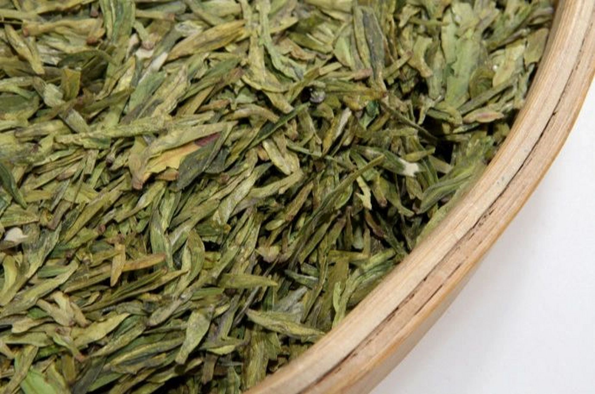 其主要原因如下: 1,芽叶鲜嫩:西湖龙井采自清明谷雨时候,茶芽十分娇嫩