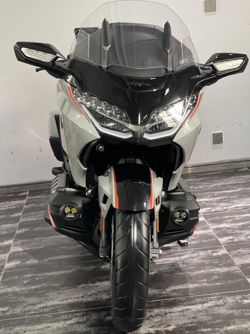 金翼里的魅影bb款 本田金翼f6b-1800  改装-全车xp车衣,行车车机,飞锐