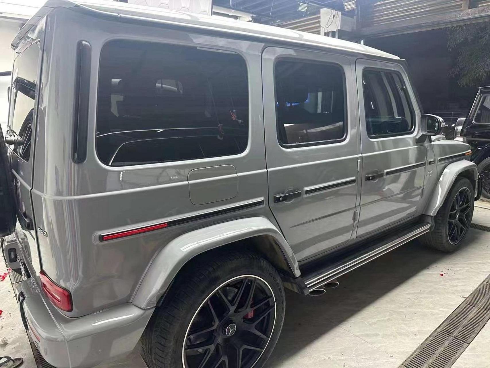 2020年奔驰大g  g63 原车白色贴水泥灰膜