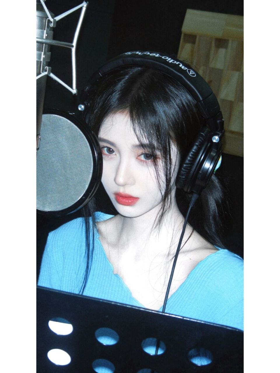 认真录音中99～ #鞠婧祎日常工作随拍