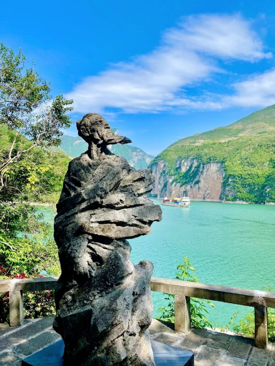 白帝城 瞿塘峡景区 交通: 自驾07最合适,离奉节县城十几分钟车程