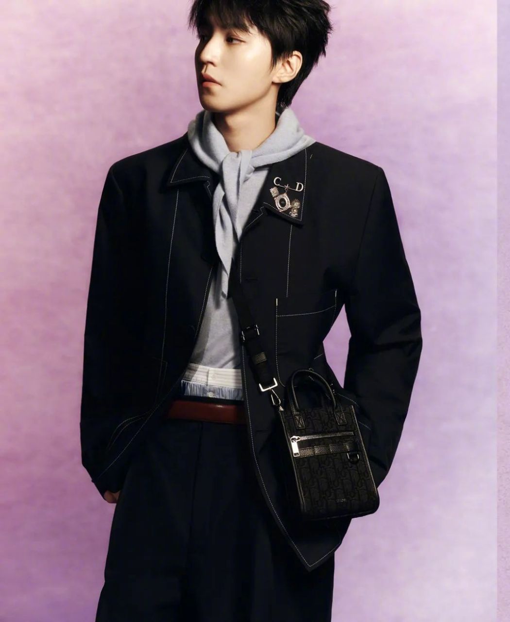 身穿dior 2024春夏系列的 @王俊凯 拍摄了一组品牌宣传大片.