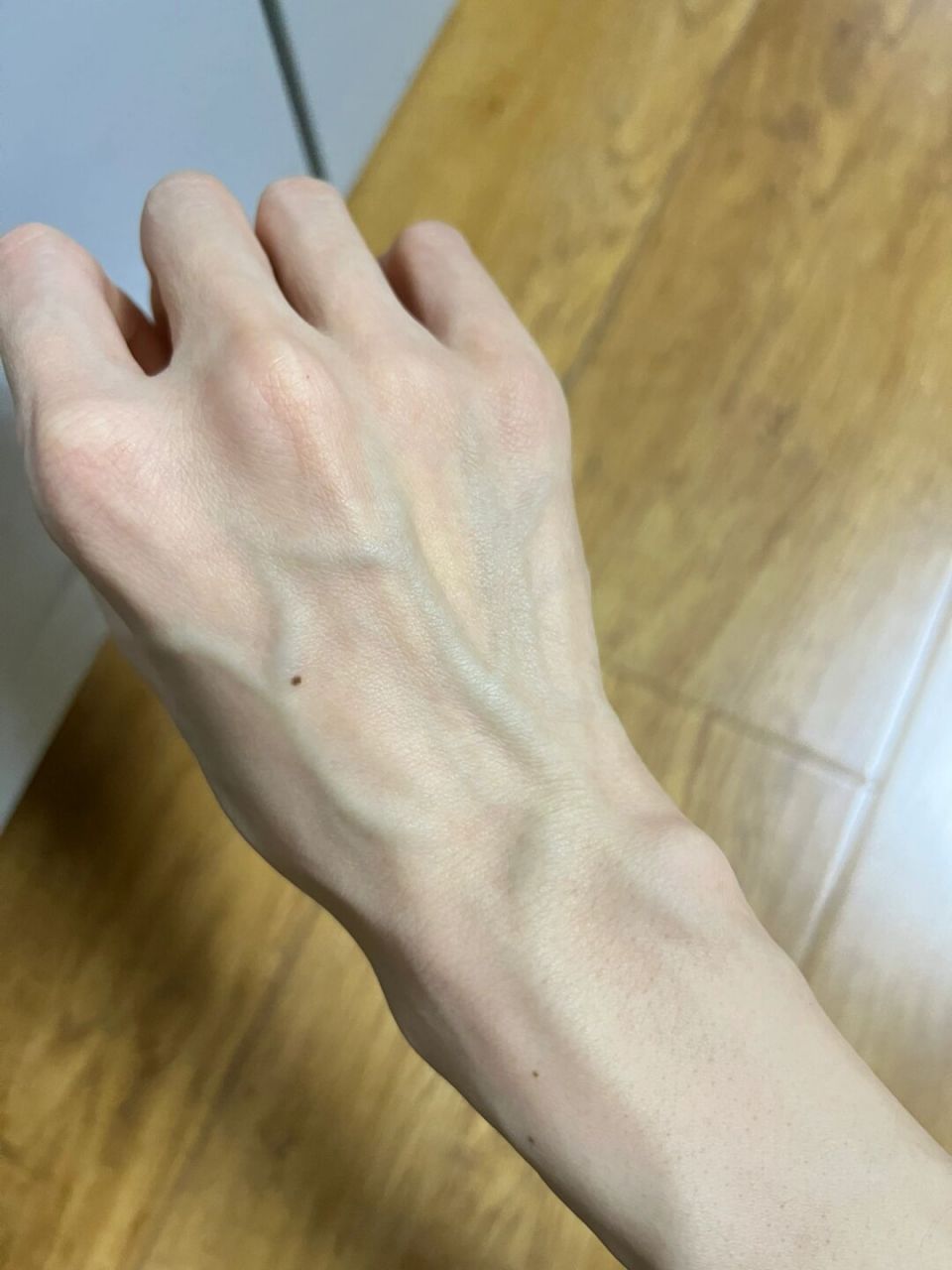 给手机充电的空档91突然就… #青筋# #手青筋# #青筋手控