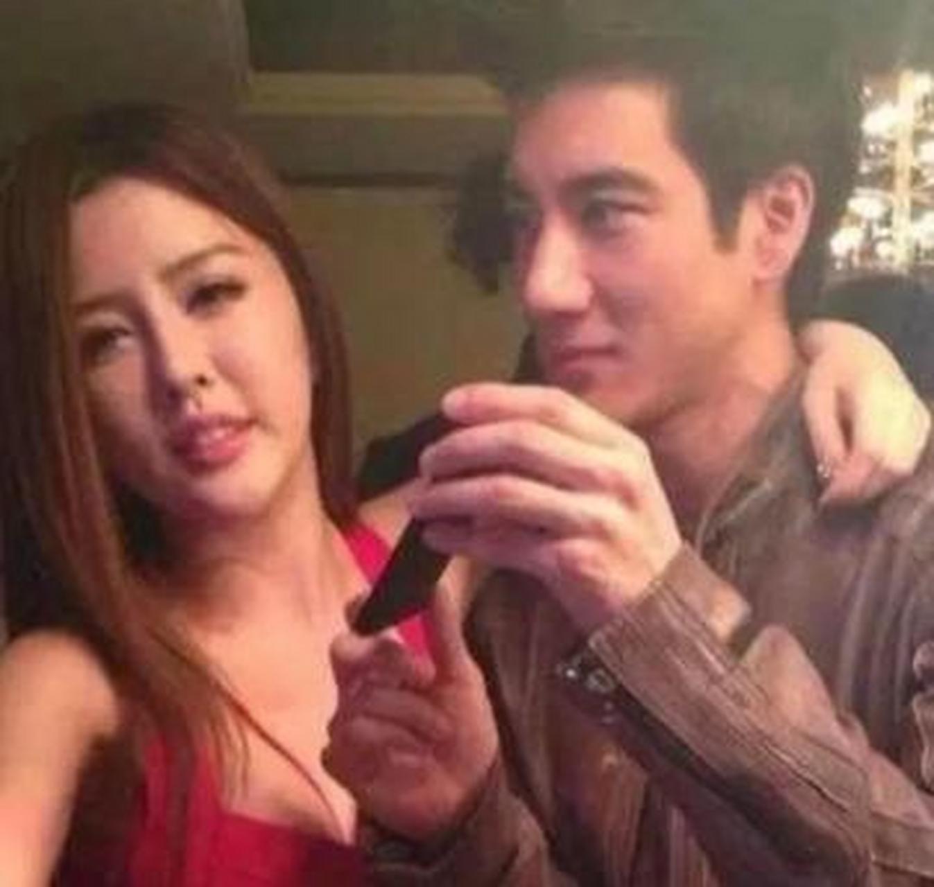 2016年,by2被媒体拍到陪酒徐峥,酒过三巡后,妹妹逐渐露出本性,开始