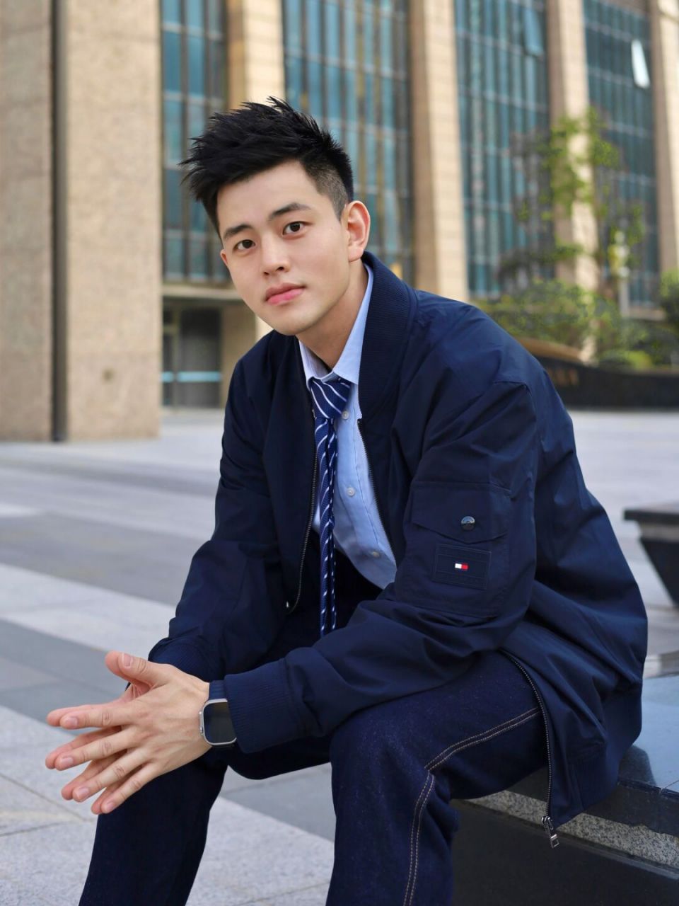 同事说今天穿得有点小帅 男生秋冬还得是夹克外套啊 配牛仔裤简单又