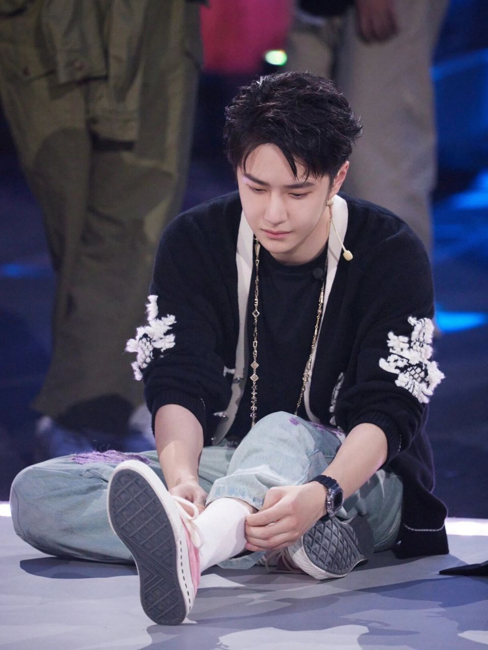 《这就是街舞5》最新一期王一博穿搭,barrie黑色针织