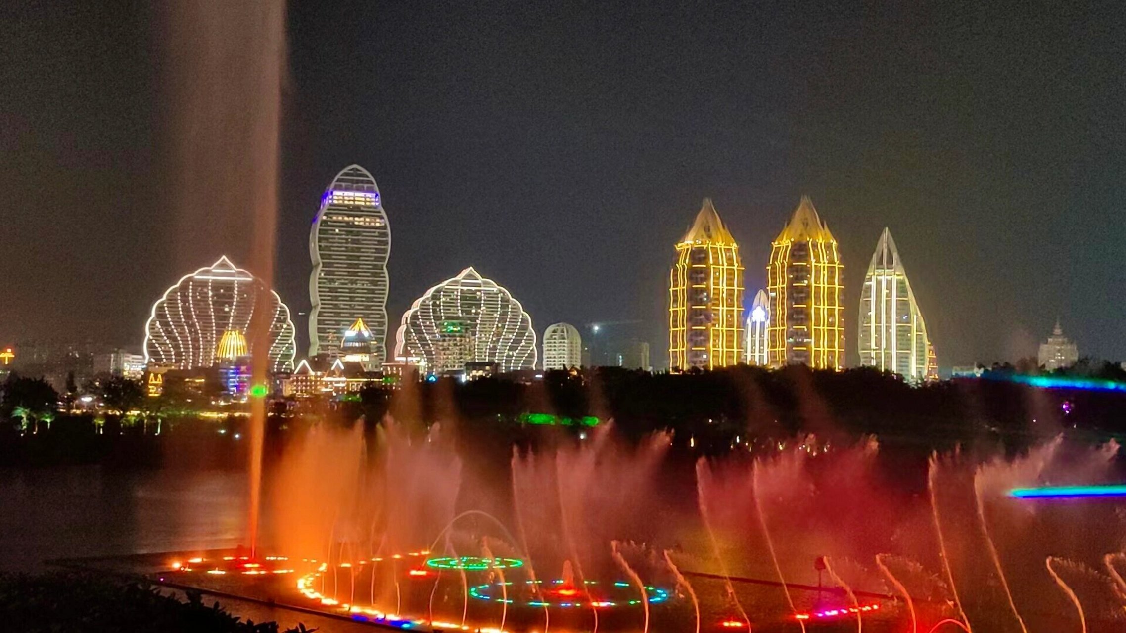 西双版纳最美夜景不在星光夜市,在澜沧江边 想要看最美的西双版纳夜景