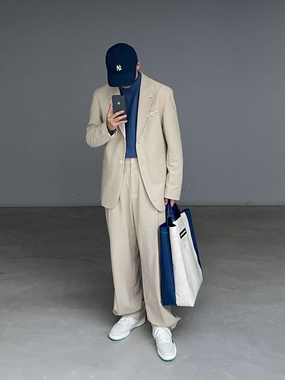 ootd |简约韩系穿搭 奶白色西服内搭蓝色毛衣 鸭舌帽和托特包也选择
